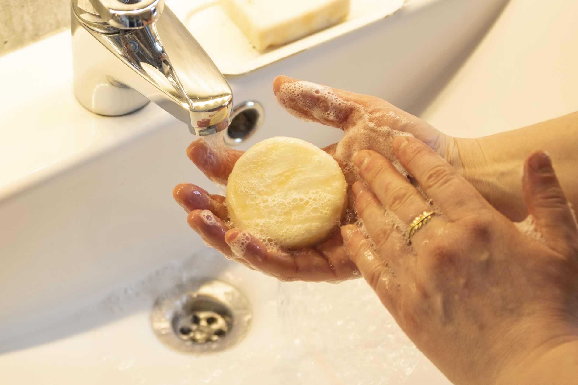 Håndvask med heimelaga såpe frå Fjellbit.